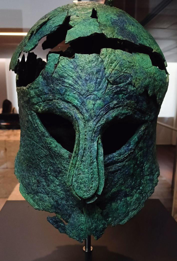 Imagen de "EL CASCO CORINTIO DE LA TUMBA DEL GUERRERO DE MÁLAGA"